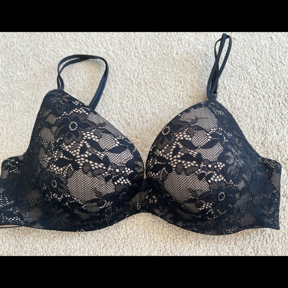 LIKE NEW Victoria’s Secret Angels Secret Embrace black lace bra 34-C